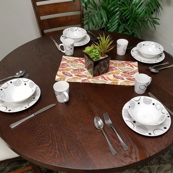 Modern Times 12 piece dinnerware set by Gibson - Picture 4 of 4